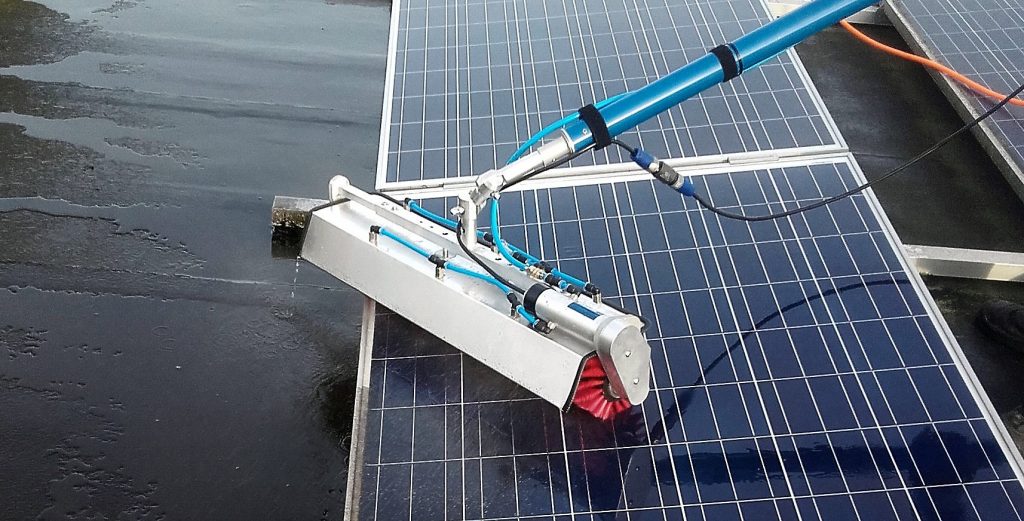 reinigen zonnepanelen op plat dak met elektrische roterende borstel